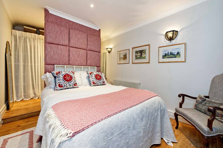 Gorgeous 4-bed House Near Museums & Hyde Park gallery image 3