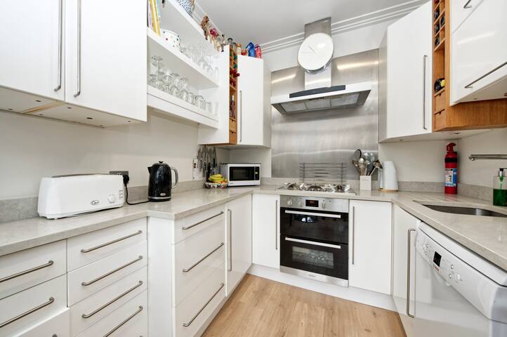 Gorgeous 4-bed House Near Museums & Hyde Park gallery image 4