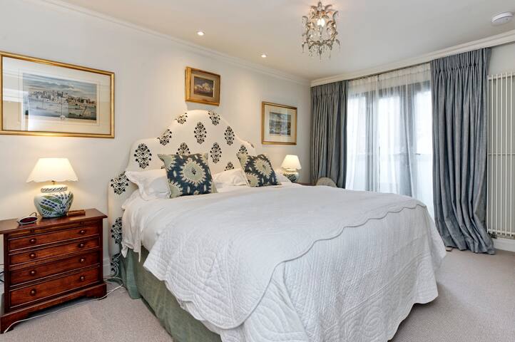 Gorgeous 4-bed House Near Museums & Hyde Park gallery image 2