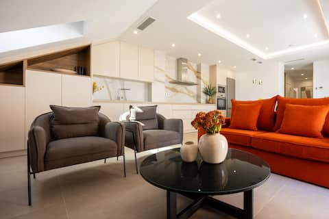 Successful Airbnb property: Avenida-Penth-4 min beach-2bedr-2bth-parking-300Mb in Fuengirola
