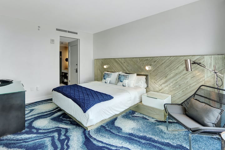 Სტუმრების საძინებელი  | ორადგილიანი საწოლი, ჭკვიანი ტელევიზორი, აივანზე გასასვლელი + ფლიგელის სააბაზანო.