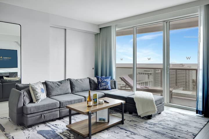 Მისაღები ოთახი | კომფორტული და ელეგანტური მისაღები ოთახი, საიდანაც იშლება ხედი ცალკე აივანზე.