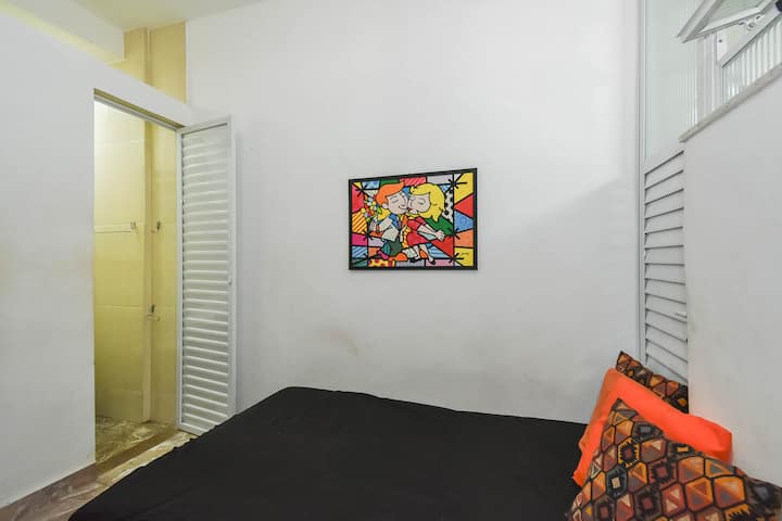 พักผ่อนในห้องนอนของอพาร์ทเมนท์ซึ่งมีความสะดวกสบายมากมาย 