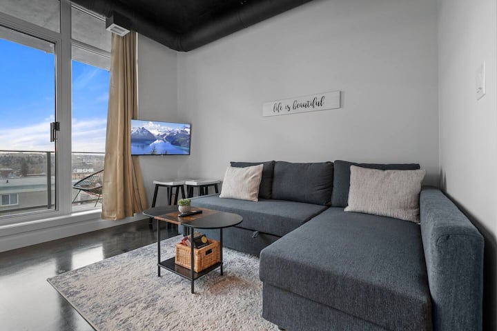 "Nova" Bright Studio |Sofa Bed |Mins To Stampede - Calgary