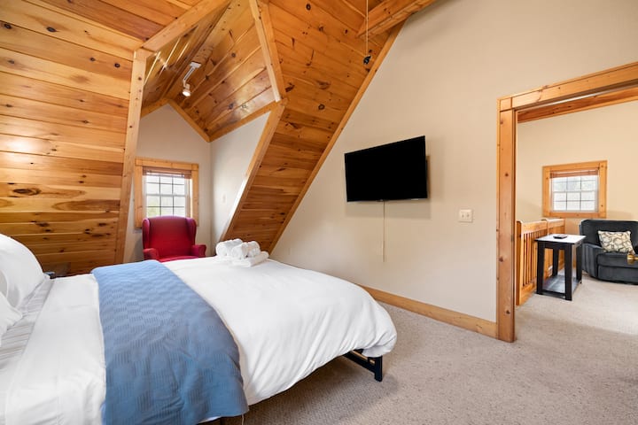 Главен апартман/втора спална соба - брачен кревет (широк 180-220 см) со паметен телевизор