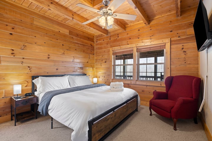 Главно ниво - прва спална соба - брачен кревет (широк 180 - 200 см)