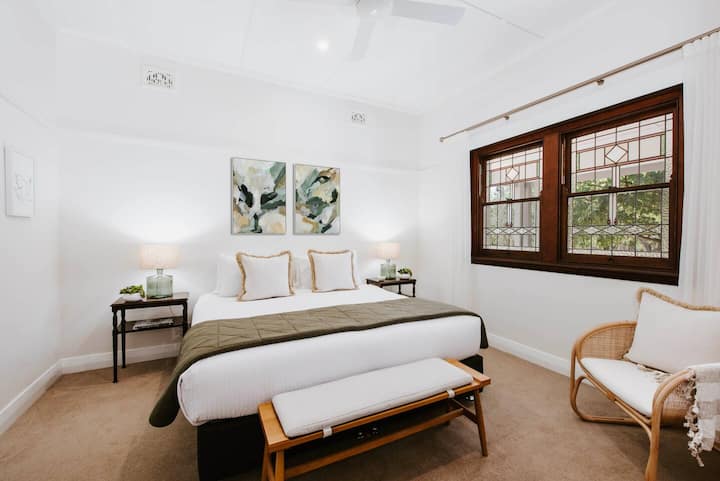 Მომაჯადოებელ ძირითად საძინებელში არის დიდი საწოლი, დამხმარე ტანსაცმელი და შესასვლელი ტანსაცმელი. Ცენტრალური გაგრილება და ჭერის ვენტილატორი კომფორტულად ინარჩუნებს ტემპერატურას.