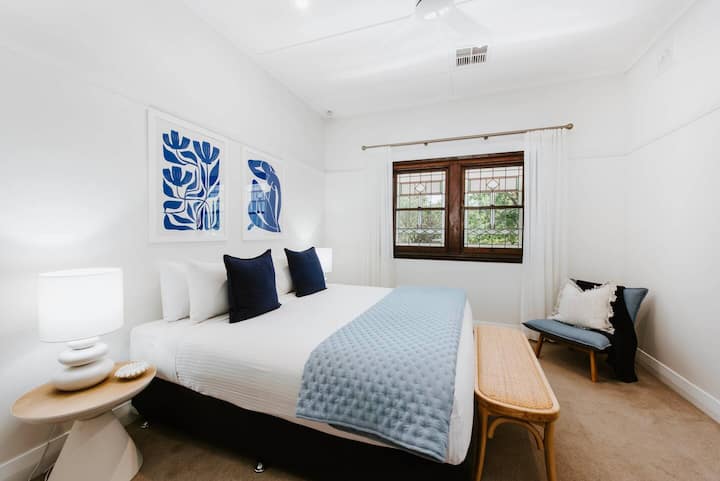 Შეაბიჯეთ დიდი ზომის მეორე საძინებელში, რომელიც დამამშვიდებელ ბლუზშია ჩაფლული, რომ მშვიდად დაისვენოთ. 
