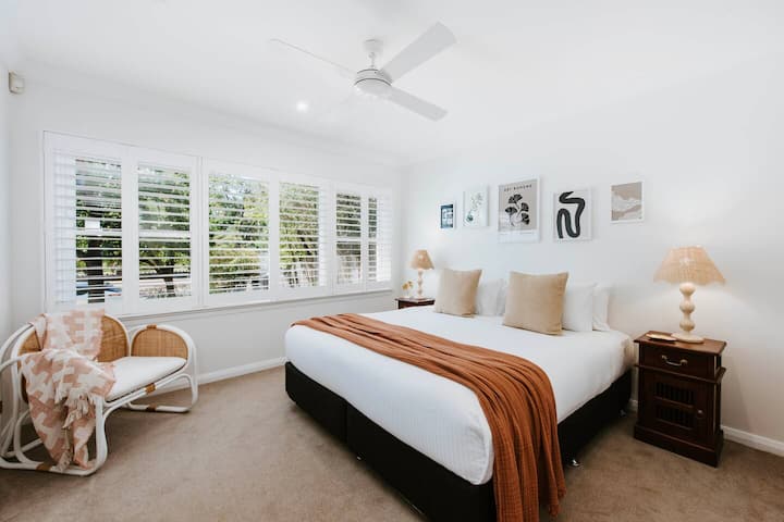 Მესამე დიდი ზომის საძინებელი გთავაზობთ მშვიდ ღამეებსა და მშვიდ დილას, ფოთლოვანი ხედებით, ცენტრალური გაგრილებითა და გათბობით.