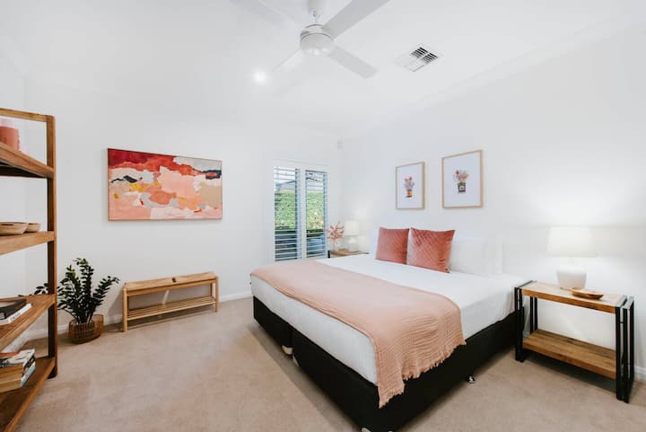 Მეხუთე საძინებელი ლამაზად არის მოპირკეთებული და მოთხოვნისამებრ გთავაზობთ მრავალფეროვნებას დიდი საწოლით ან ორი დიდი საწოლით.