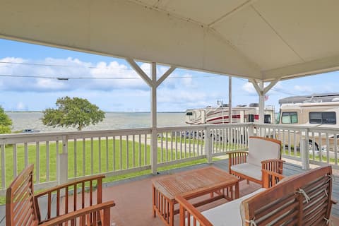 Tranquil Lakeside Escape, 2 Bedrooms, Patio, Views