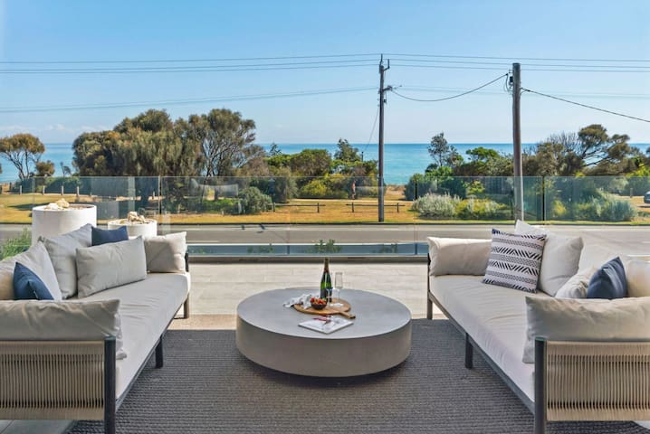 Beachfront Luxury – Bay Views, Games, Wineries
