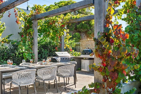 Successful Airbnb property: Beachfront Luxury - Bay Views, Games, Wineries in Safety Beach