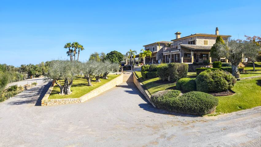 Luxurious Villa with views and pool for 16 people gallery image 3