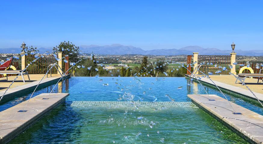 Luxurious Villa with views and pool for 16 people gallery image 4