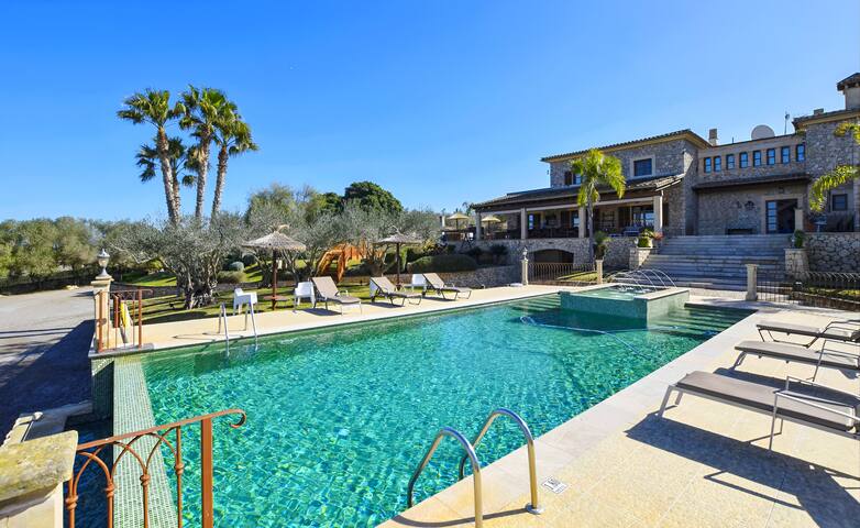 Luxurious Villa with views and pool for 16 people gallery image 5