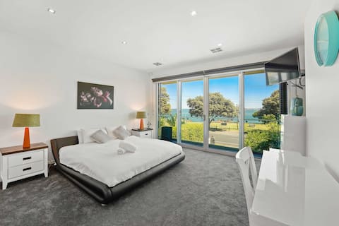 Seafront Luxury Villa/4 Large Beds/Steps To Sand