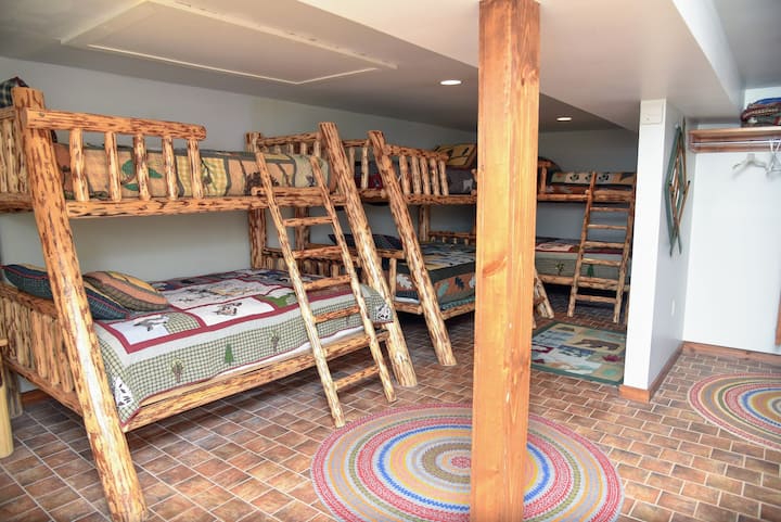 Poschodová izba so 4 poschodovými posteľami (jedna poschodová posteľ nie je zobrazená vpravo)