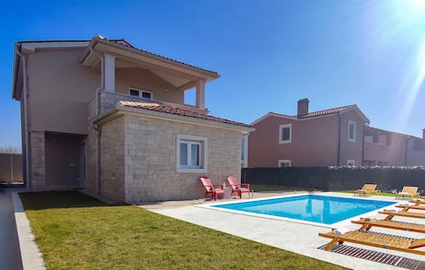 4 bedroom lovely home in Krancici