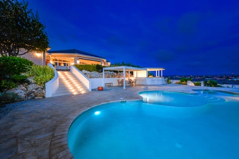 180° Ocean View, 2 min to beach, jacuzzi