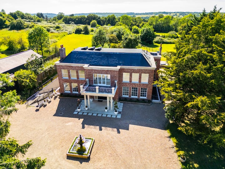 Essex Mansion & Spa, Heated Pool, Cinema, Hot Tub