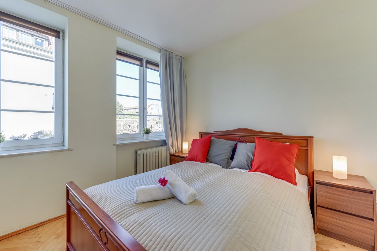 Slaapkamer met een comfortabel bed