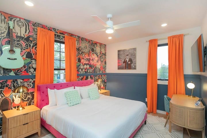 Spálňa 3: veľká manželská posteľ, inteligentná televízia, vlastná kúpeľňa so sprchovacím kútom