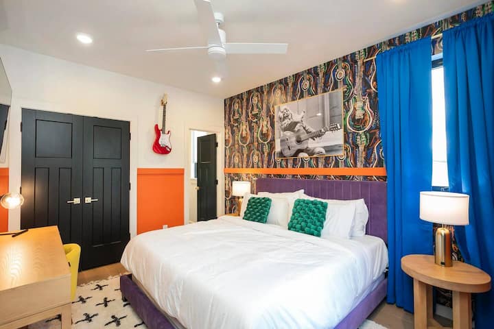 Spálňa 2: veľká manželská posteľ, inteligentná televízia, vlastná kúpeľňa so sprchovacím kútom