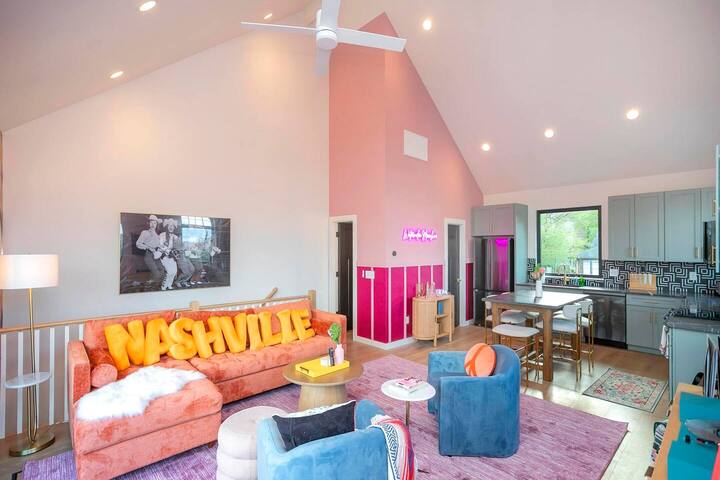 Giddy Up on Music Row: Hot Tub + 1.5Mi to Bway gallery image 3