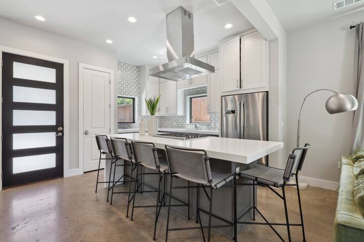 Modern Estate | Private Heated Pool gallery image 3