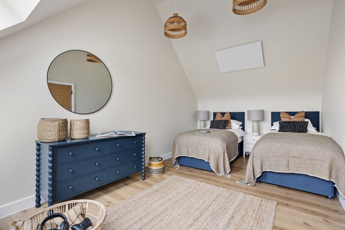 楼上配有双床，可组合成一张超大号双人床，床头柜和台灯-3 The Vista, Willingcott