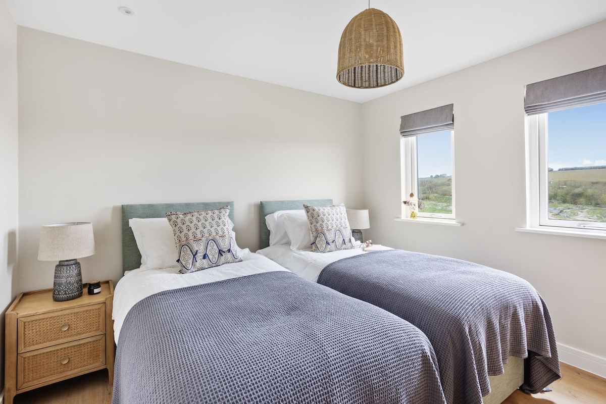 一楼双人拉链和链接床、床头柜和窗户景观- 3 The Vista, Willingcott