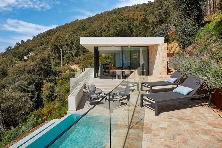 Casa Pere – Uniquely designed villa in Costa Brava gallery image 4
