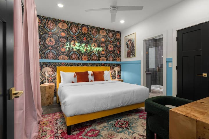 חדר שינה 1: מיטת קינג, טלוויזיה חכמה, חדר רחצה צמוד עם מקלחת