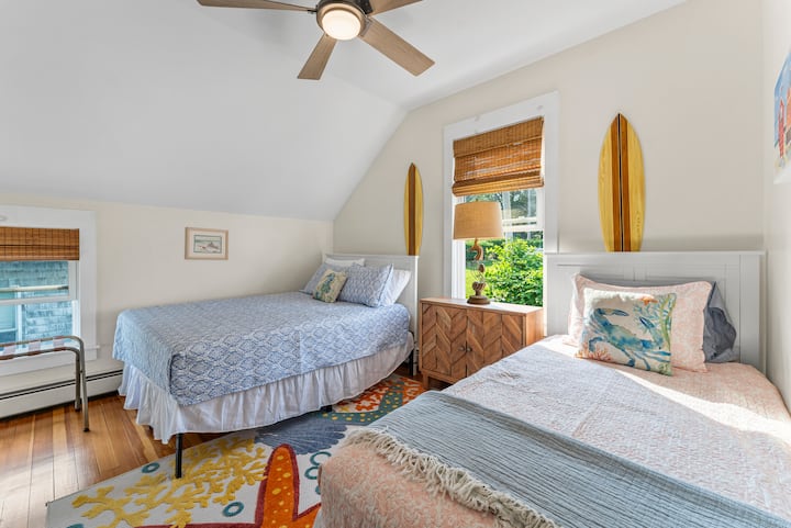 ห้องนอนริมทะเลนอนได้ 3 คน มีเตียงเต็มขนาดและเตียงเดี่ยว