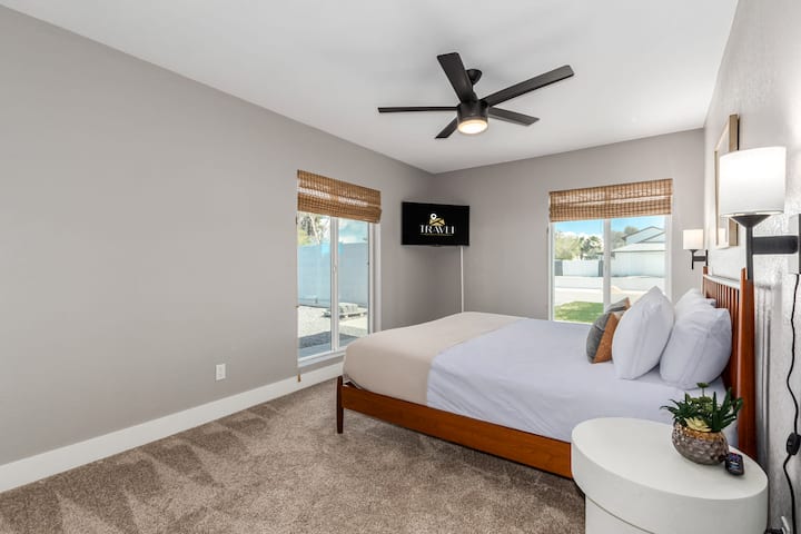 Dhoma e vizitorëve në Lindje 4  me krevat dopio "king", televizor inteligjent dhe ventilator tavani