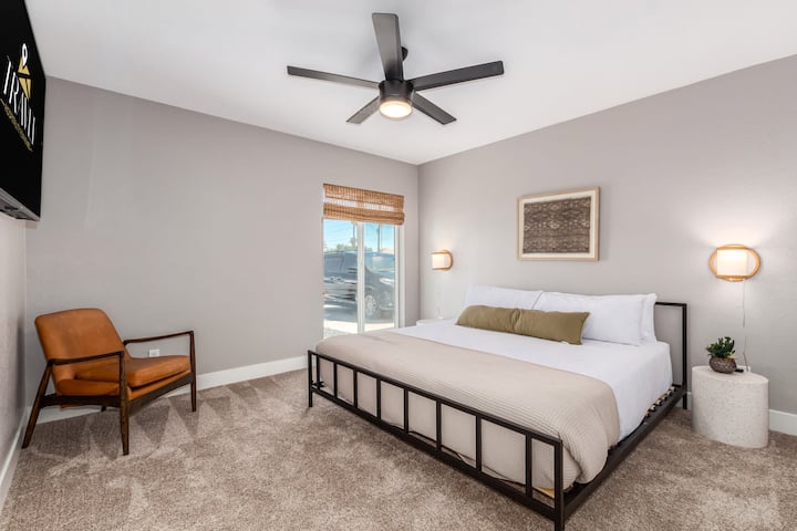 Shtroja cilësore të hotelit, televizor inteligjent dhe ventilator tavani