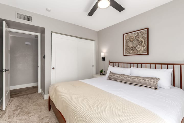 Dhoma e vizitorëve në Perëndim 1 me krevat dopio "King"