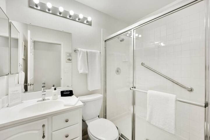 Luxe Oasis: Pool & Hot Tub Backyard, Games & Views gallery image 5