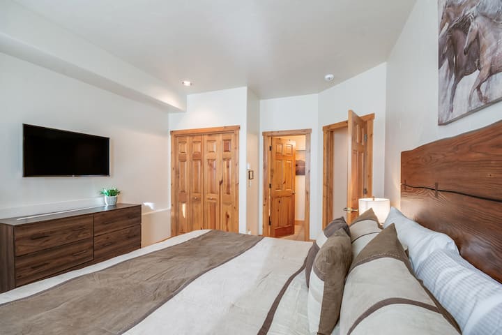 加大双人床卧室-低层