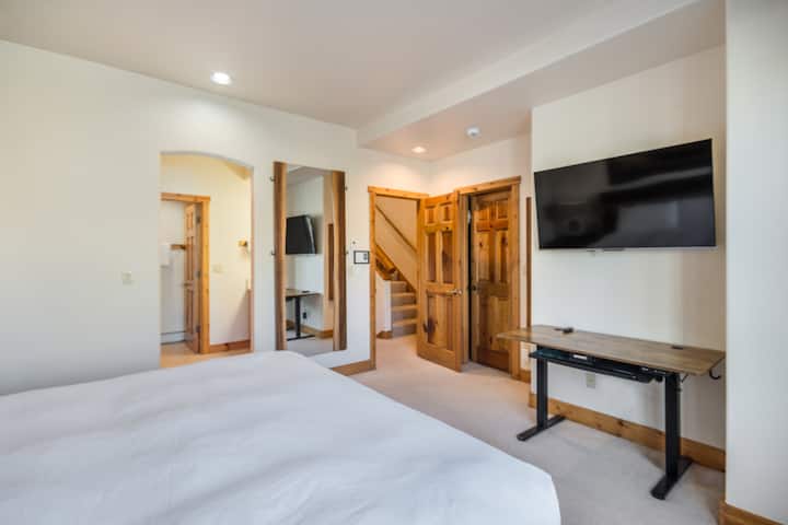 带加大双人床的主卧