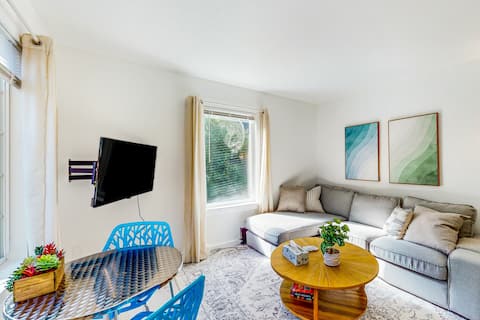 Dynamic 2BR with large yard -  walkable location