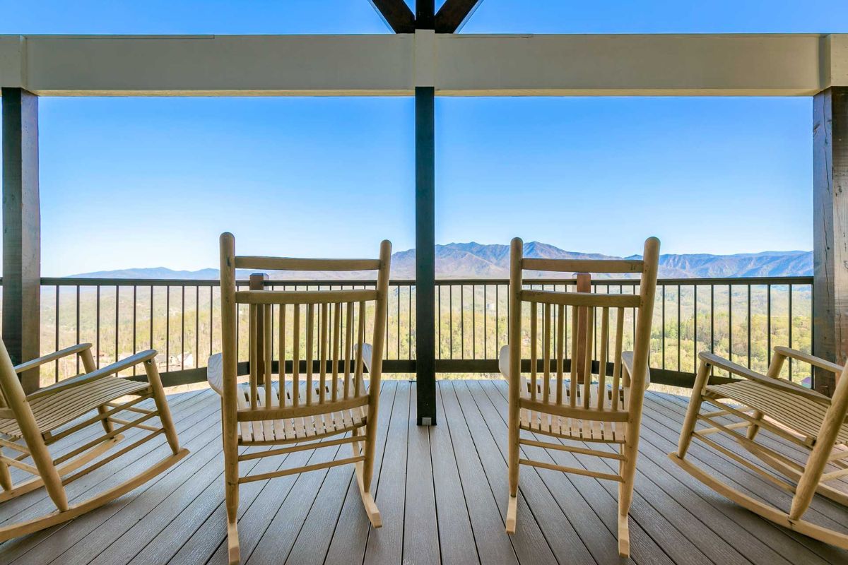 Popular Airbnb listing: Paradise Peake •PoolTable | HotTub | Epic View in Smoky Mountains
