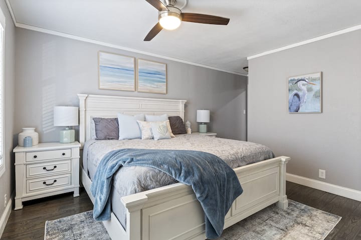 Hlavná spálňa s mäkkými pobrežnými tónmi a manželskou posteľou.