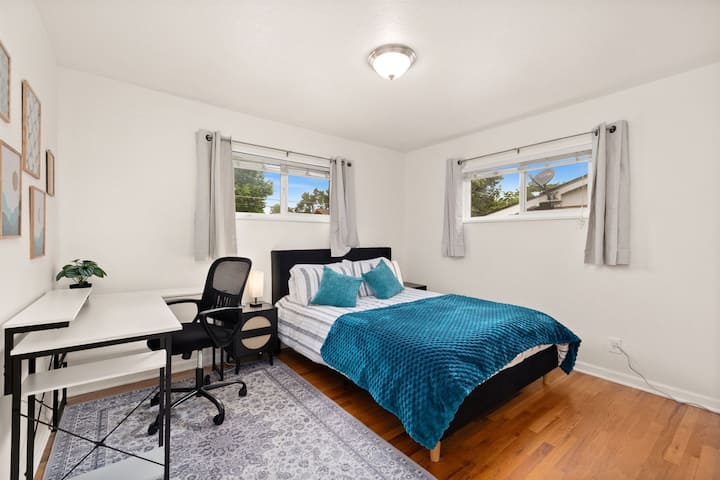 Radni stol u kutu i stolica s bračnim krevetom (150 – 179 cm) i zavjesama za zamračivanje