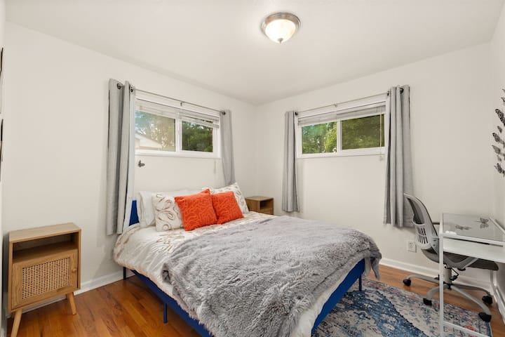 radni stol, zavjese koje potpuno zamračuju prostoriju