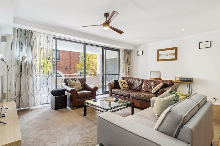 Heart of Fremantle 2 BR Apt with 2 Car Parks