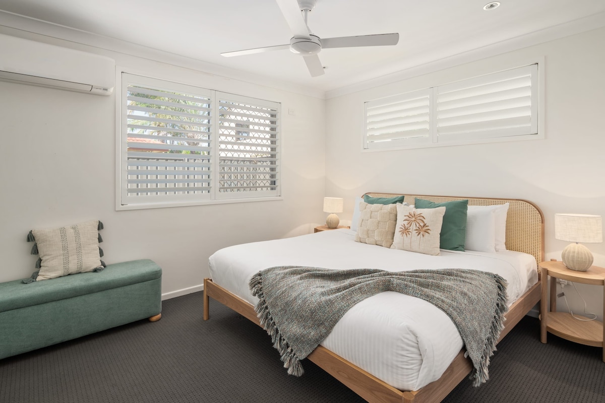 Основната спалня разполага с двойно легло king size и климатик