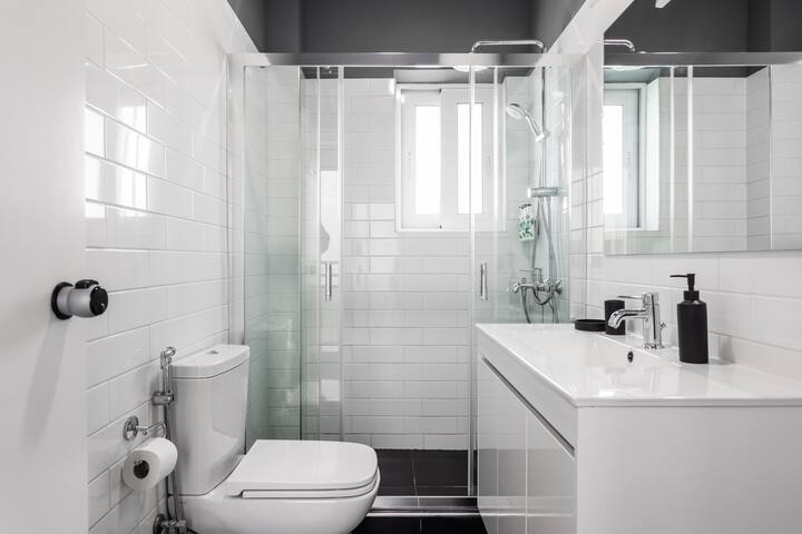 Capacious 4bed Apt#7 at OneZeroTwo by Zoia Living gallery image 5