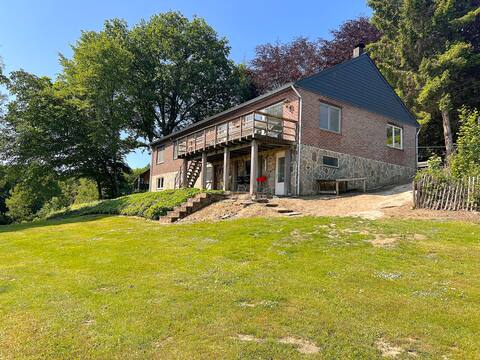 Beautiful country house overlooking the valley